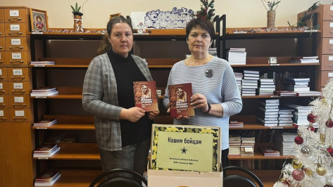 Рамонские волонтеры передали в военный госпиталь книги о Герое Советского Союза Иване Артамонове