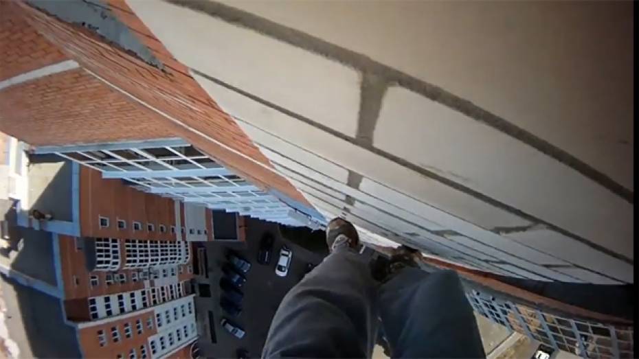 Воронежец залез на крышу высотки через балкон верхнего этажа (ВИДЕО)
