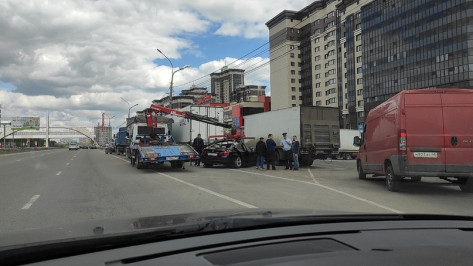 В Воронеже BMW залетел под 2 грузовика: в больницу попали водитель и пассажир
