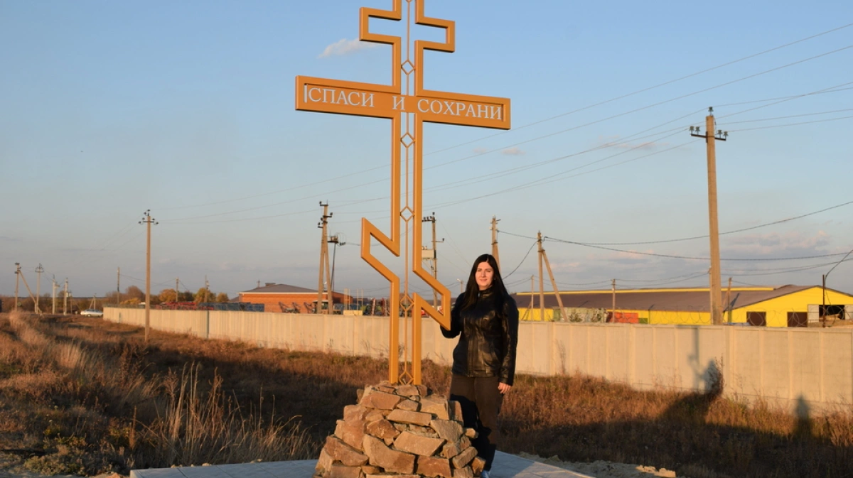 Село поставь. Крест у въезда в село. Поклонный крест Воронеж. Поклонный крест на месте Васильевской церкви. Крест Надежда село.