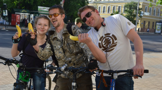 Веловоронежцы угостили участников акции «На работу на велосипеде» бананами