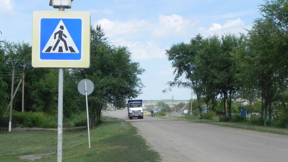 Жители Кантемировского района перегородили дорогу перевозящим щебень «КАМАЗам»