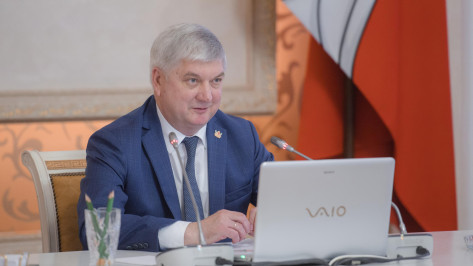 Воронежский губернатор поздравил с 55-летием директора вагоноремонтного завода Геннадия Ижокина