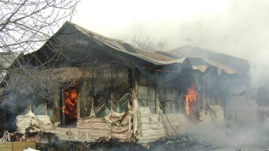В Верхнехавском районе мусор сжигают вместе с домами