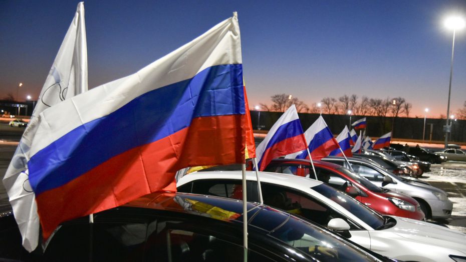 Воронежские автомобилисты выстроили из машин слово «Крым»