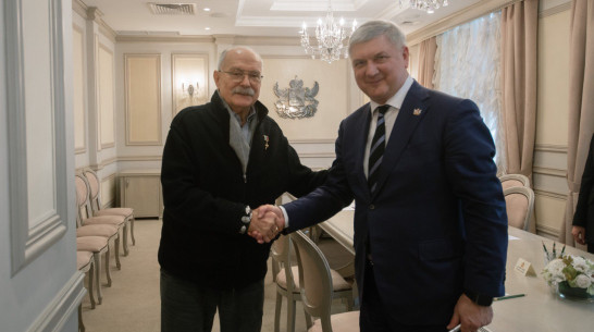 Воронежский губернатор поздравил Никиту Михалкова с 80-летием