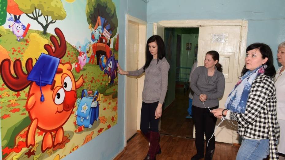 Грибановские активисты украсили коридоры детского отделения райбольницы баннерами