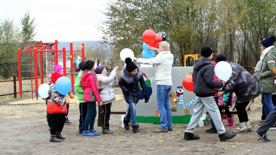 В бутурлиновском селе открыли детскую площадку