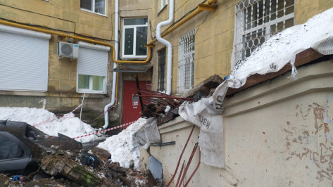Два балкона обрушились на машины в центре Воронежа