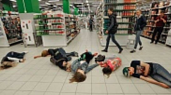 Воронежцы прошли мимо лежащих на полу флешмоберов