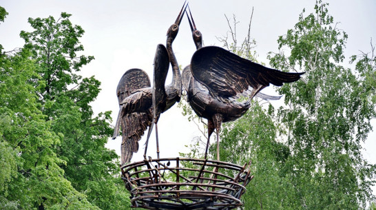 В панинском парке появилась скульптура «Гнездо аистов»