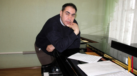 Руководитель хора. Как музыкант из Узбекистана стал звездой Новохоперска и любимым преподавателем музыки