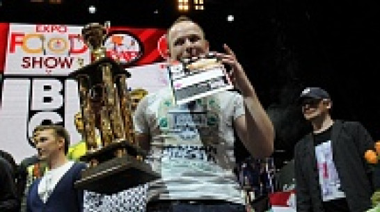 На Международном чемпионате барменов в Воронеже участники залили сцену и зал дорогим алкоголем 