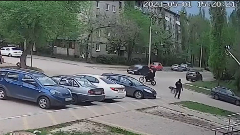В Воронеже уезжавший от собаки мотоциклист врезался в легковушку: видео