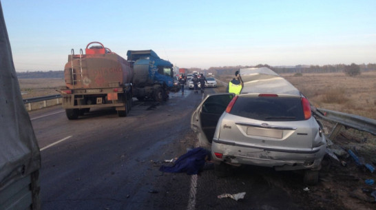 Под Воронежем при столкновении Ford с бензовозом погиб мужчина