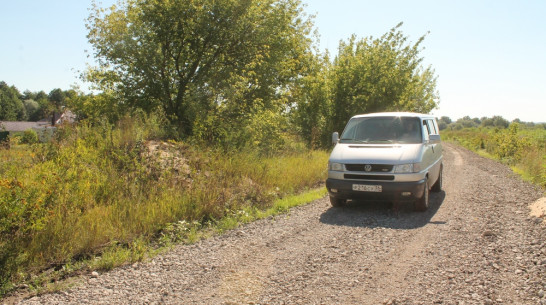 В хохольском селе общественники укрепили грунтовую дорогу