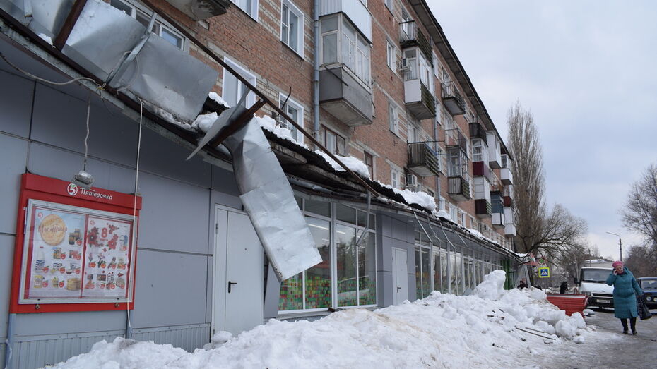 В Борисоглебске при сходе снега с крыши 5-этажного дома повредило кровлю магазина