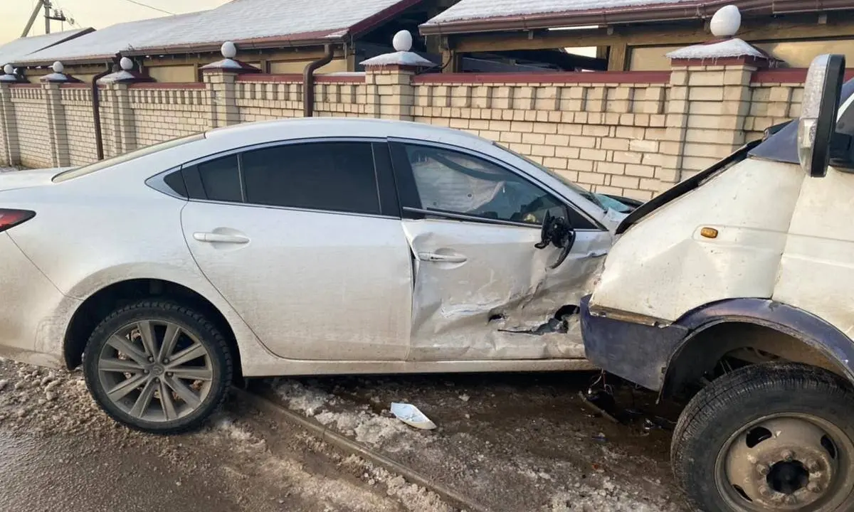 Грузовая «газель» столкнулась с Mazda 6 в Воронеже: погиб 66-летний мужчина