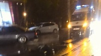 В Воронеже на Маршака по пешеходу проехали 2 машины