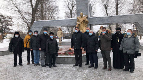 Члены Национальной палаты при губернаторе почтили память погибших защитников Воронежа