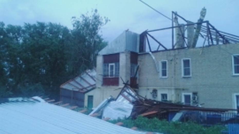 Под Воронежем сильный ветер сорвал крышу многоквартирного дома