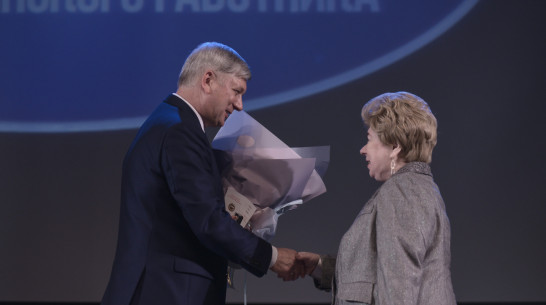 Глава Воронежской области и сенатор наградили лучших медработников региона