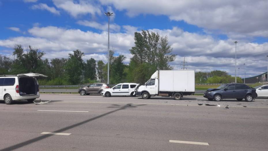 Массовая авария произошла перед развязкой на выезде из Воронежа