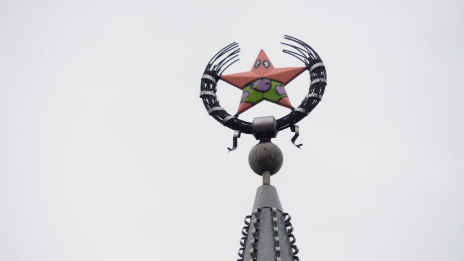 Вандалы раскрасили звезду на шпиле здания в центре Воронежа