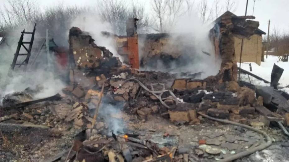 Появились фотографии с места пожара в воронежском селе Семеновка, на котором погиб мужчина