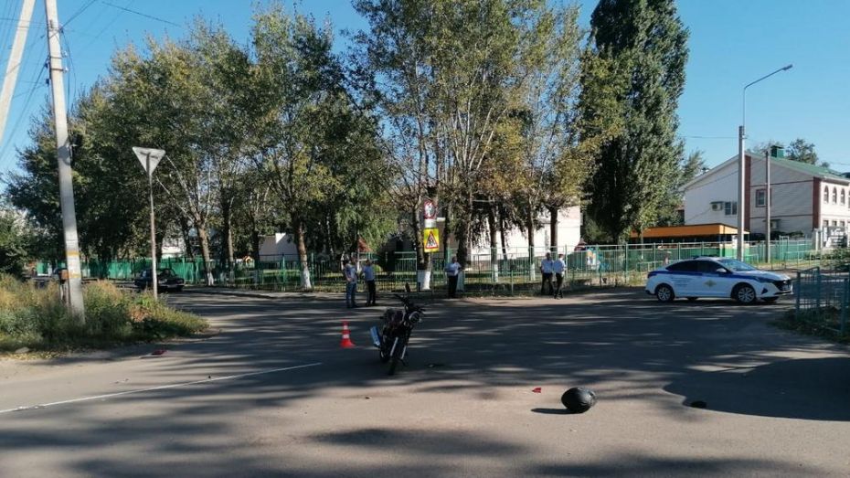 В Павловске столкнулись мотоцикл и Volkswagen Polo: пострадал 14-летний подросток