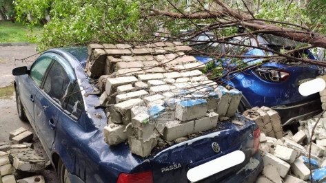 В Воронеже из-за сильного ветра кирпичное ограждение повредило четыре автомобиля