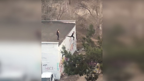 Прыжки детей с крыши рядом со школой сняли на видео в Воронеже