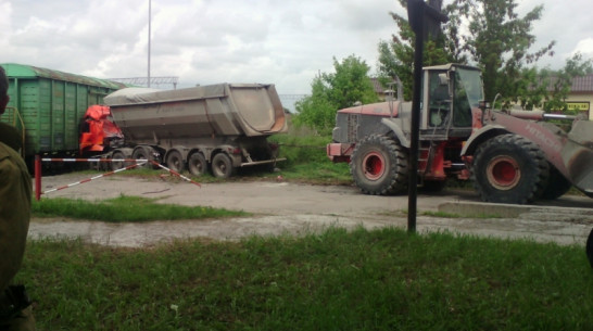 В Воронежской области «КАМАЗ» врезался в поезд: погиб водитель