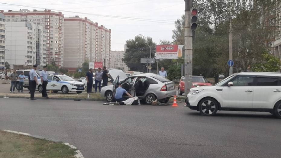 В Воронеже машина врезалась в столб: погиб пассажир легковушки