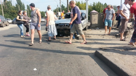 Воронежец, вылетевший с виадука на улице 9 Января после ДТП с иномаркой, остался жив