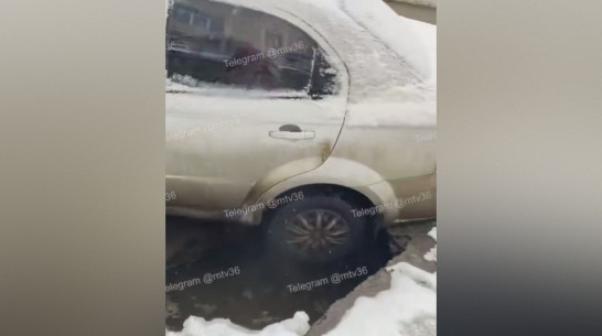 В центре Воронежа автомобиль провалился в огромную яму: видео