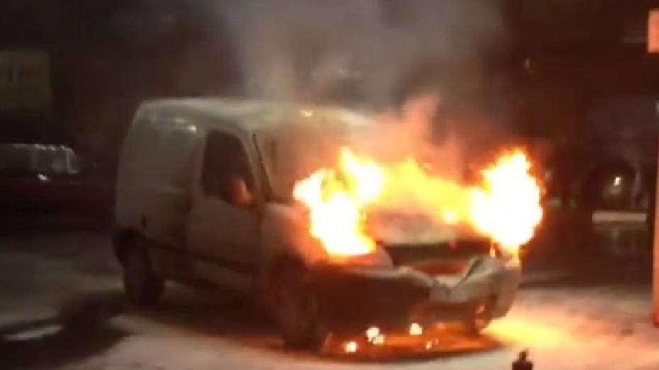 В Воронеже сгорел автомобиль Peugeot