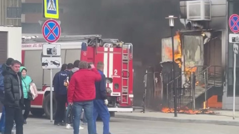 Пожар в многоэтажном доме попал на видео в Воронеже