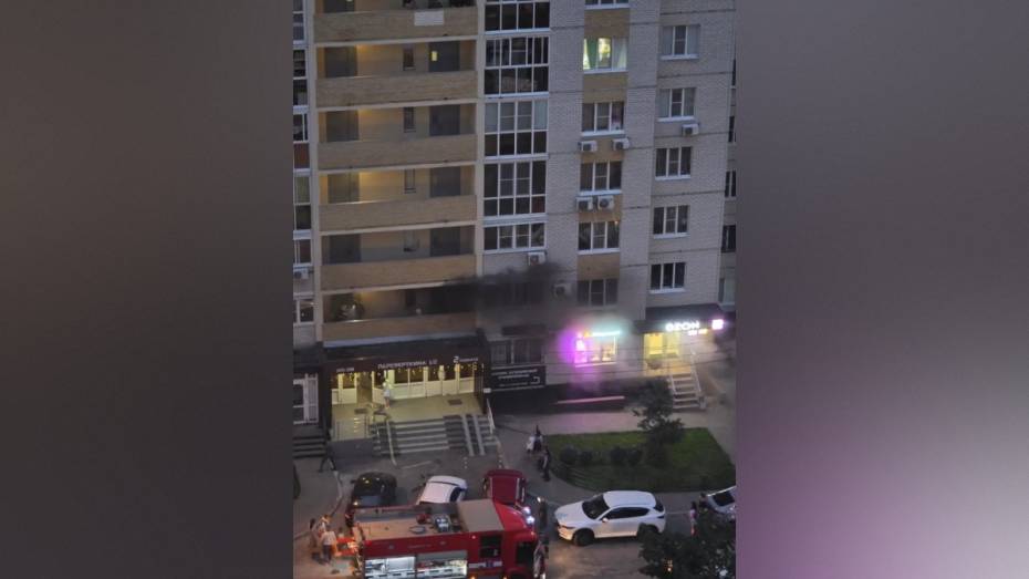 В воронежском ЖК «Дельфин» спасатели эвакуировали 33 человека из загоревшейся многоэтажки
