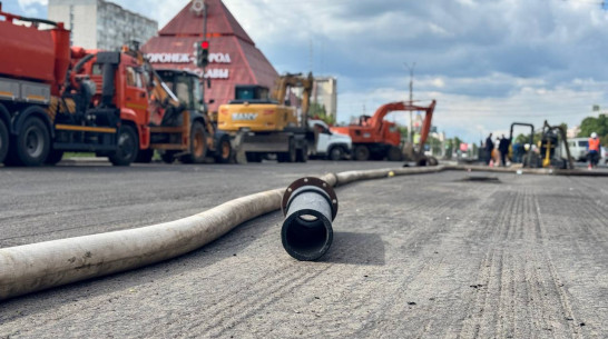 На Московском проспекте в Воронеже смонтировали временный трубопровод