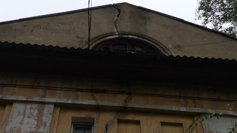 СК заинтересовался треснувшим пополам 2-этажным домом в Воронеже