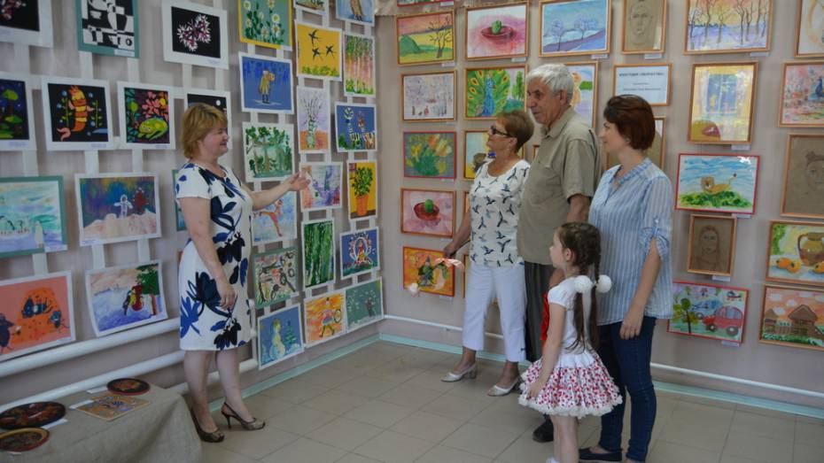 В Россоши на выставке «Цветной мир детства» представили 600 рисунков и поделок