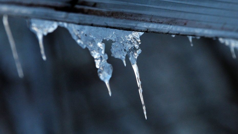 На выходных в Воронеже от льда очистят 35 крыш