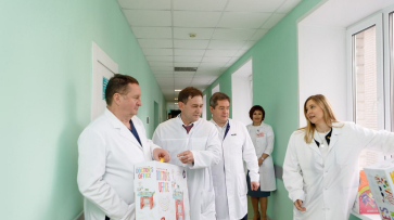Председатель Воронежской облдумы передал игрушки маленьким пациентам кардиоцентра