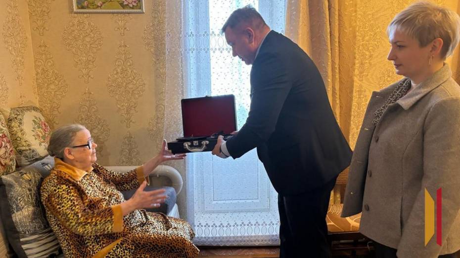 В Поворино 90-летней жительнице подарили виниловый проигрыватель