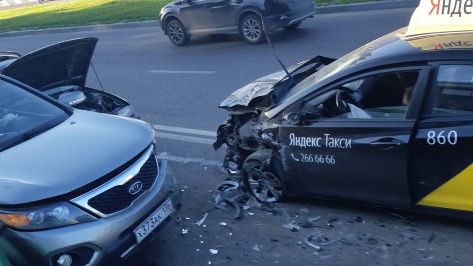 В Воронеже в ДТП с 5 автомобилями пострадала пассажирка такси