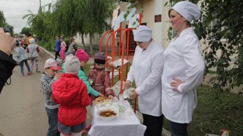 Бобровские журналисты угостили земляков молоком