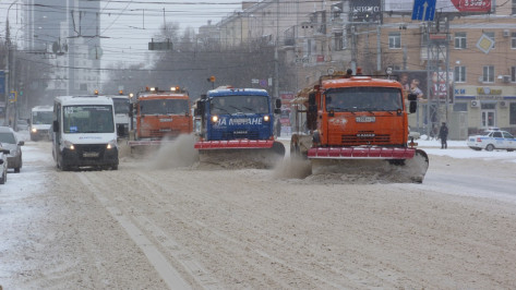 К уборке дорог Воронежа в праздничные дни привлекли до 120 машин в смену