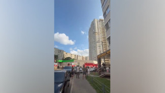 В Воронеже из загоревшейся многоэтажки в ЖК «Дельфин» эвакуировали 26 человек