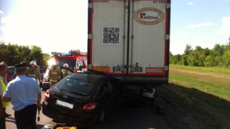 Житель Воронежской области на Lada Granta насмерть врезался в фуру